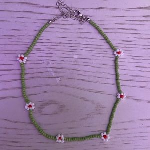 super pretty flower necklace!